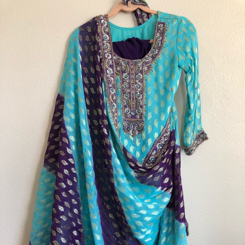 Pakistani shalwar kameez